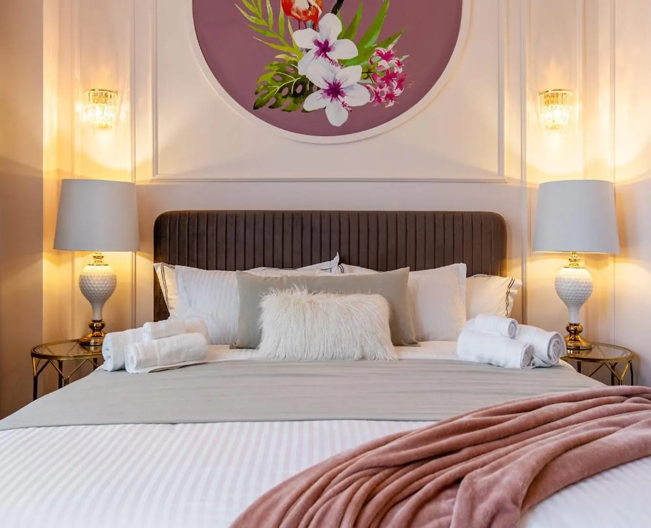 Old Town Luxury Suites With Balcony بوخارست شقة